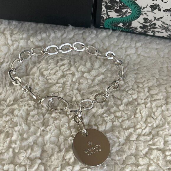GUCCI TRADEMARK ENGRAVED .925 STERLING SILVER ROUND CHARM BRACELET NWT - Picture 1 of 11